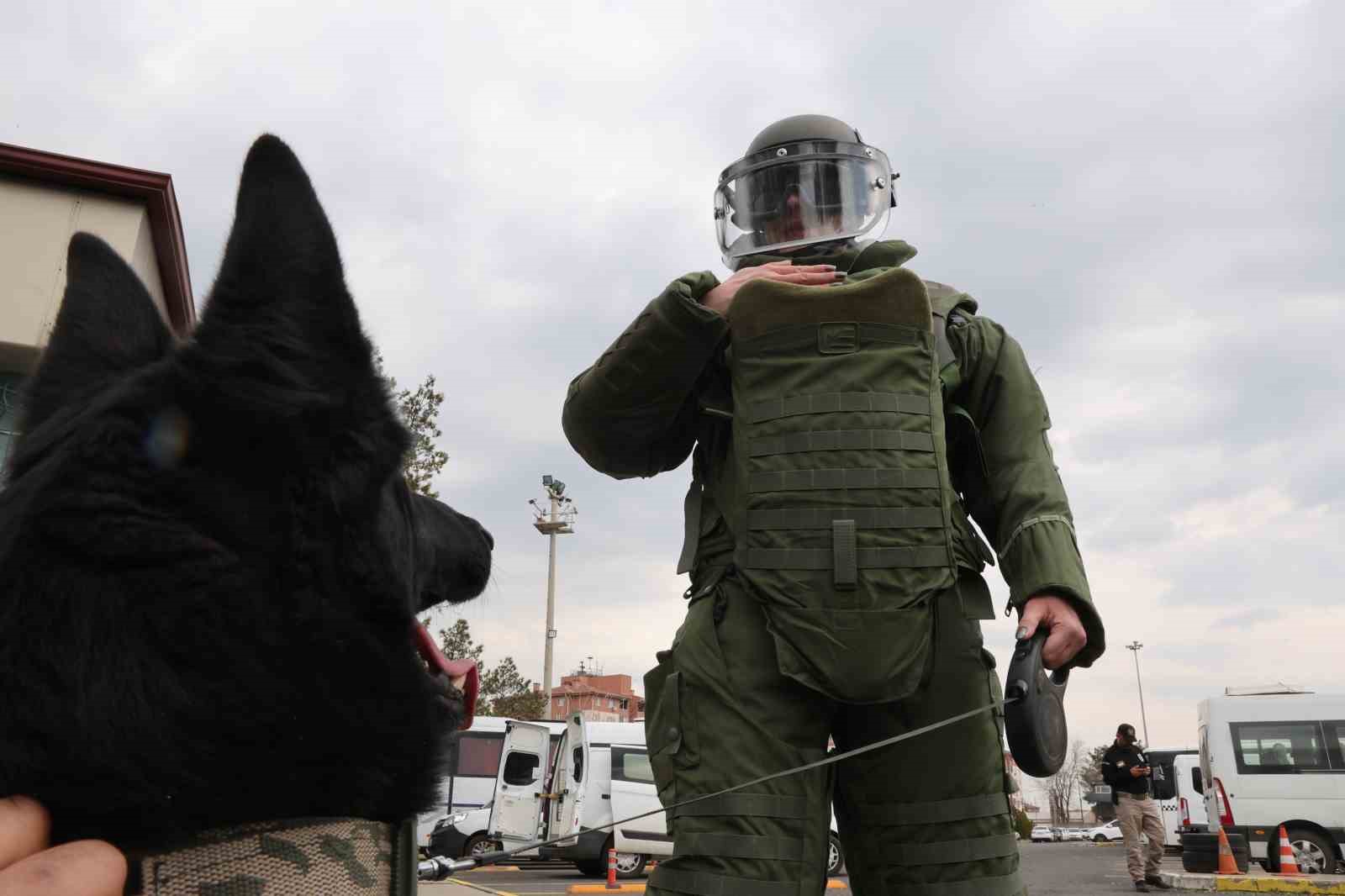 Diyarbakır Emniyeti&rsquo;nin bu birimindeki kadınlar detaycılıklarıyla olayları aydınlatıyor
