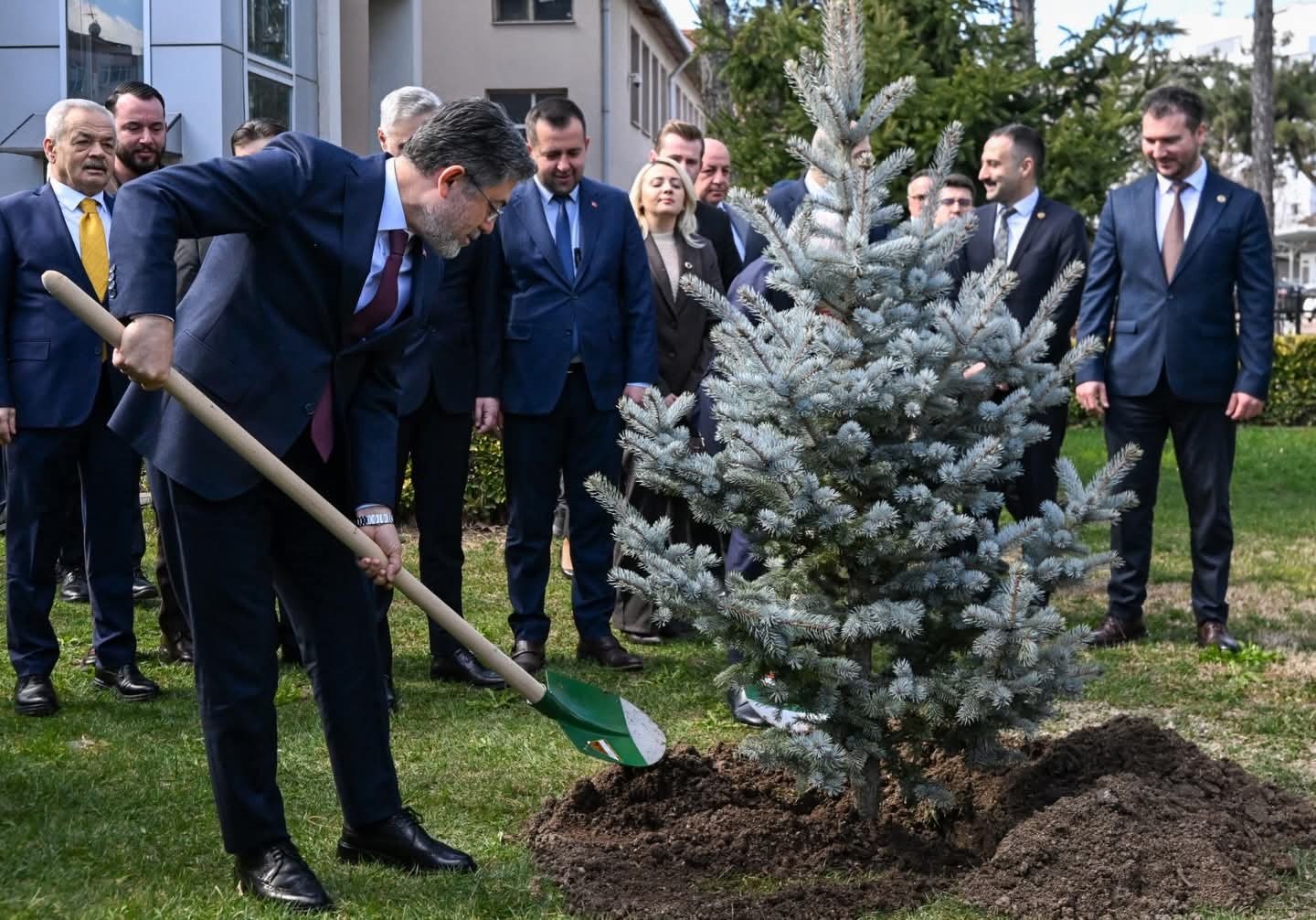 Bakan Yumaklı Kırklareli Valiliği bah&ccedil;esine fidan dikti
