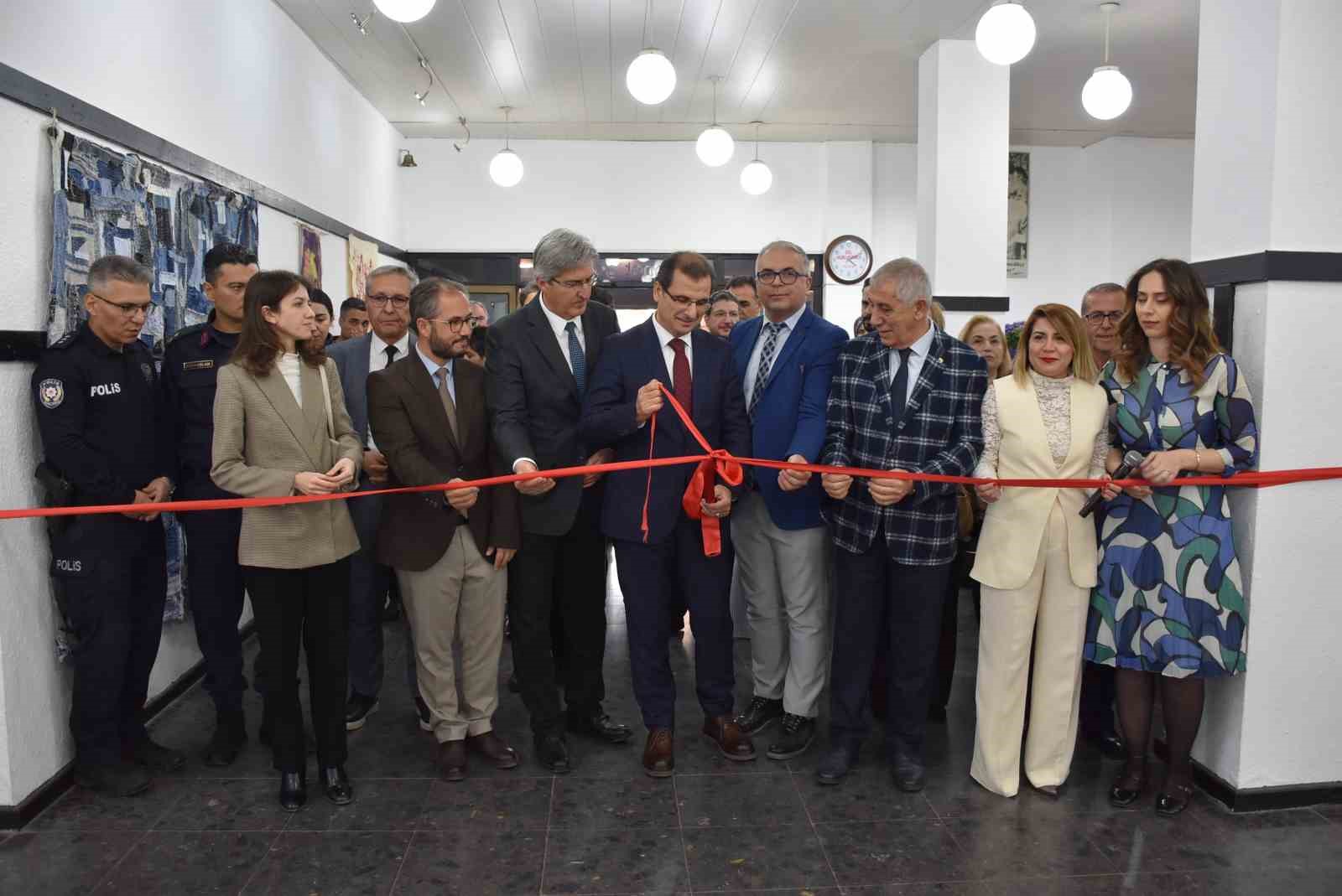 Salihli’de 8 Mart’a özel Uluslararası Jürili Karma Sergi açıldı