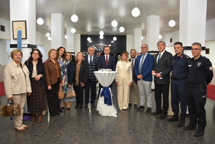 Salihli&rsquo;de 8 Mart&rsquo;a &ouml;zel Uluslararası J&uuml;rili Karma Sergi a&ccedil;ıldı
