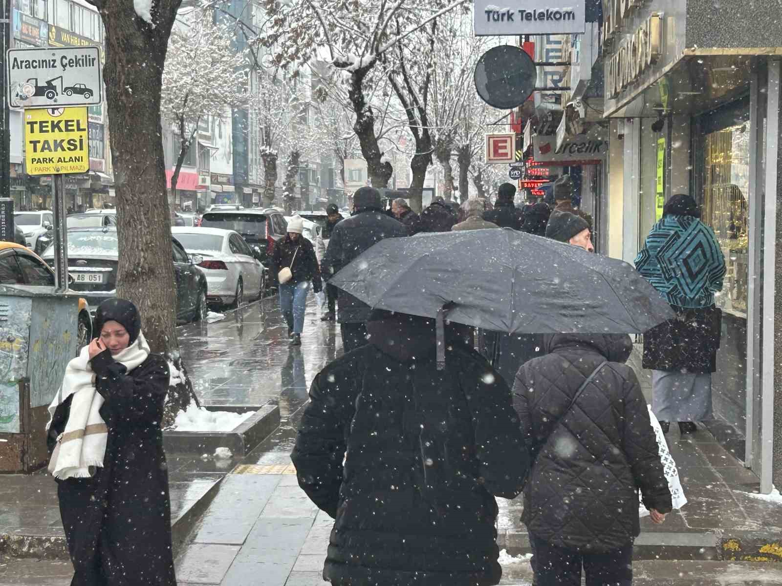Van&rsquo;da yoğun kar yağışı etkisini s&uuml;rd&uuml;r&uuml;yor
