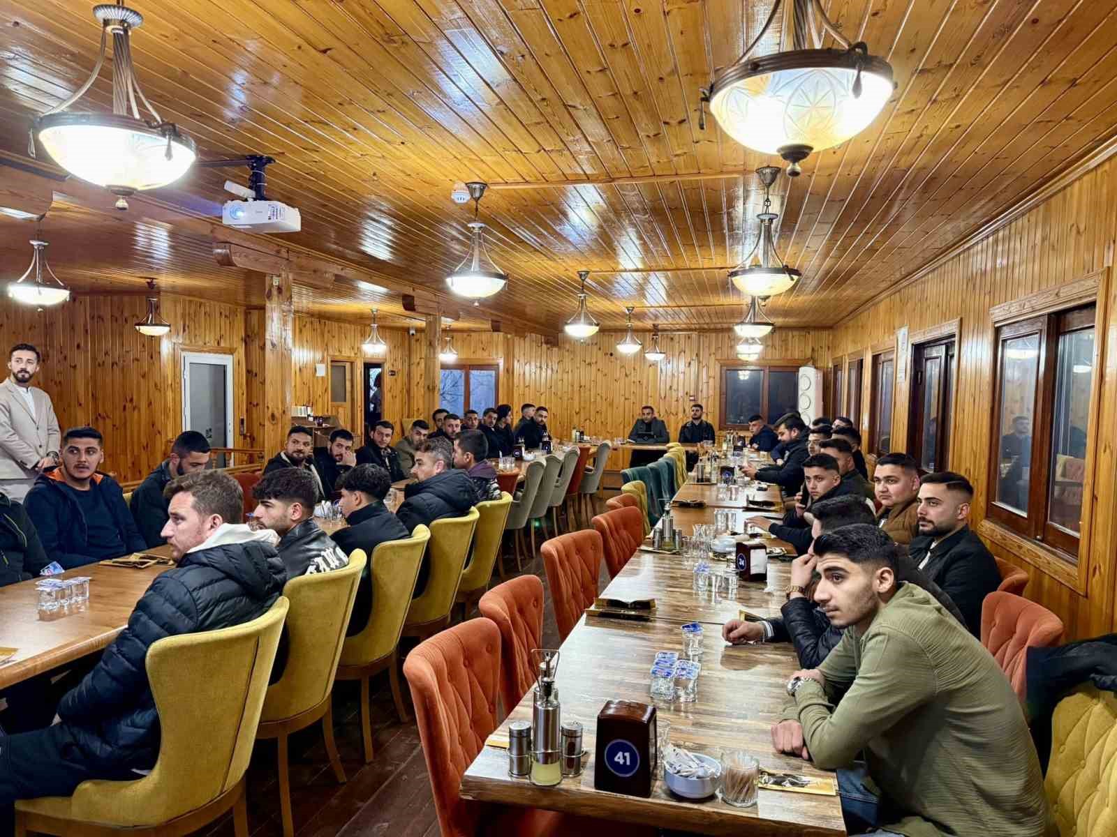 Ak&ccedil;adağ Belediye Başkanı Ulutaş sahurda gen&ccedil;lerle buluştu
