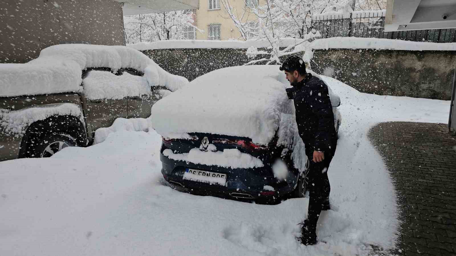 Tatvan&rsquo;da kar kalınlığı 1 metreye ulaştı
