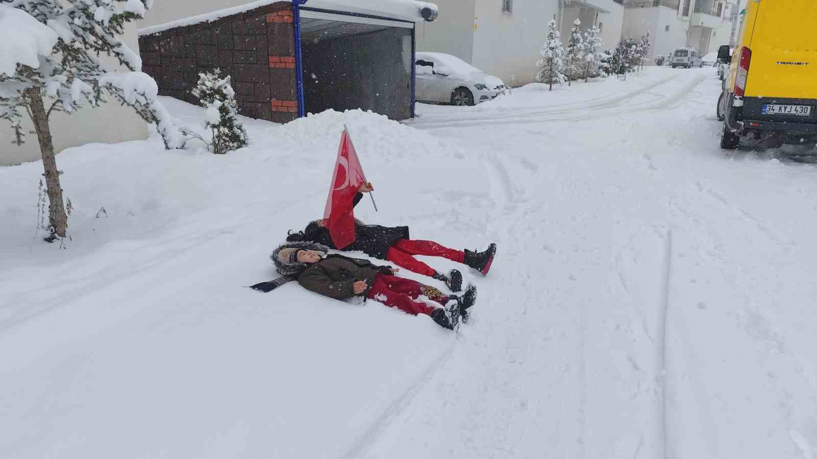 Erciş&rsquo;te mart ayında kar yağışı
