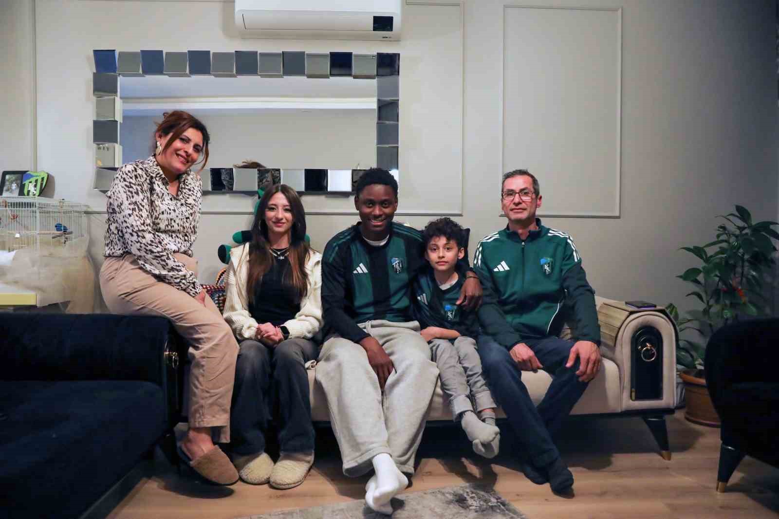 Maskot kost&uuml;m&uuml;nden futbolcu &ccedil;ıktı, &ccedil;ocuk taraftarın heyecandan elleri titredi
