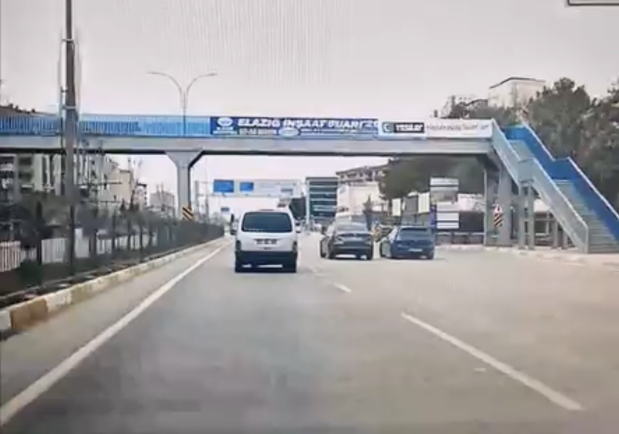 Elazığ&rsquo;da makas atan ara&ccedil; kameralara yansıdı
