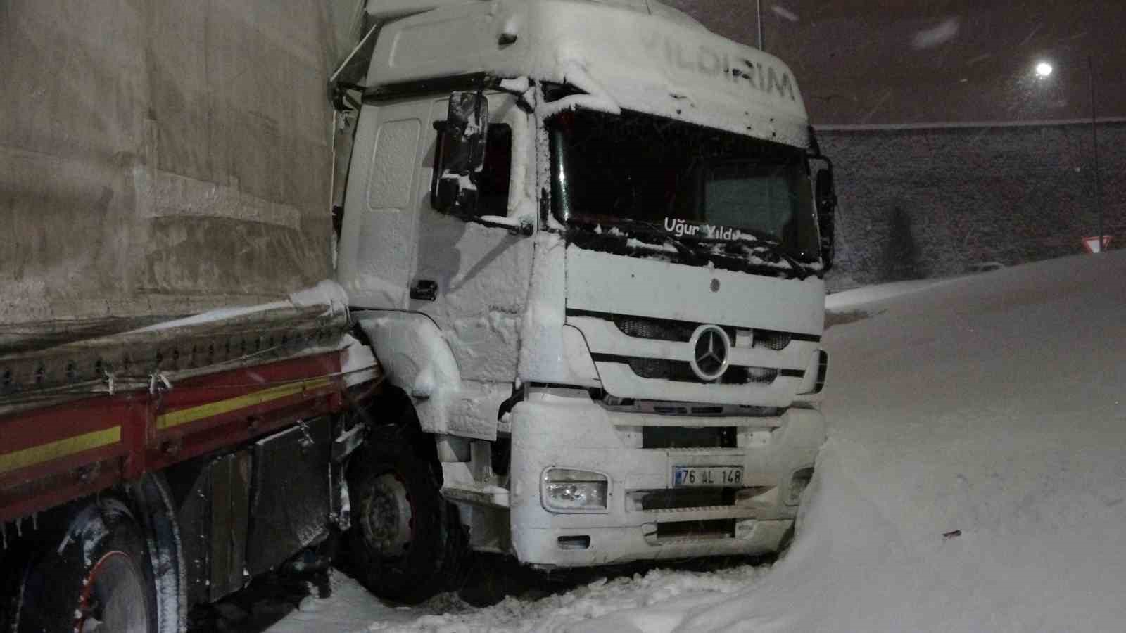 Bitlis&rsquo;te kar yağışı kazaları da beraberinde getirdi
