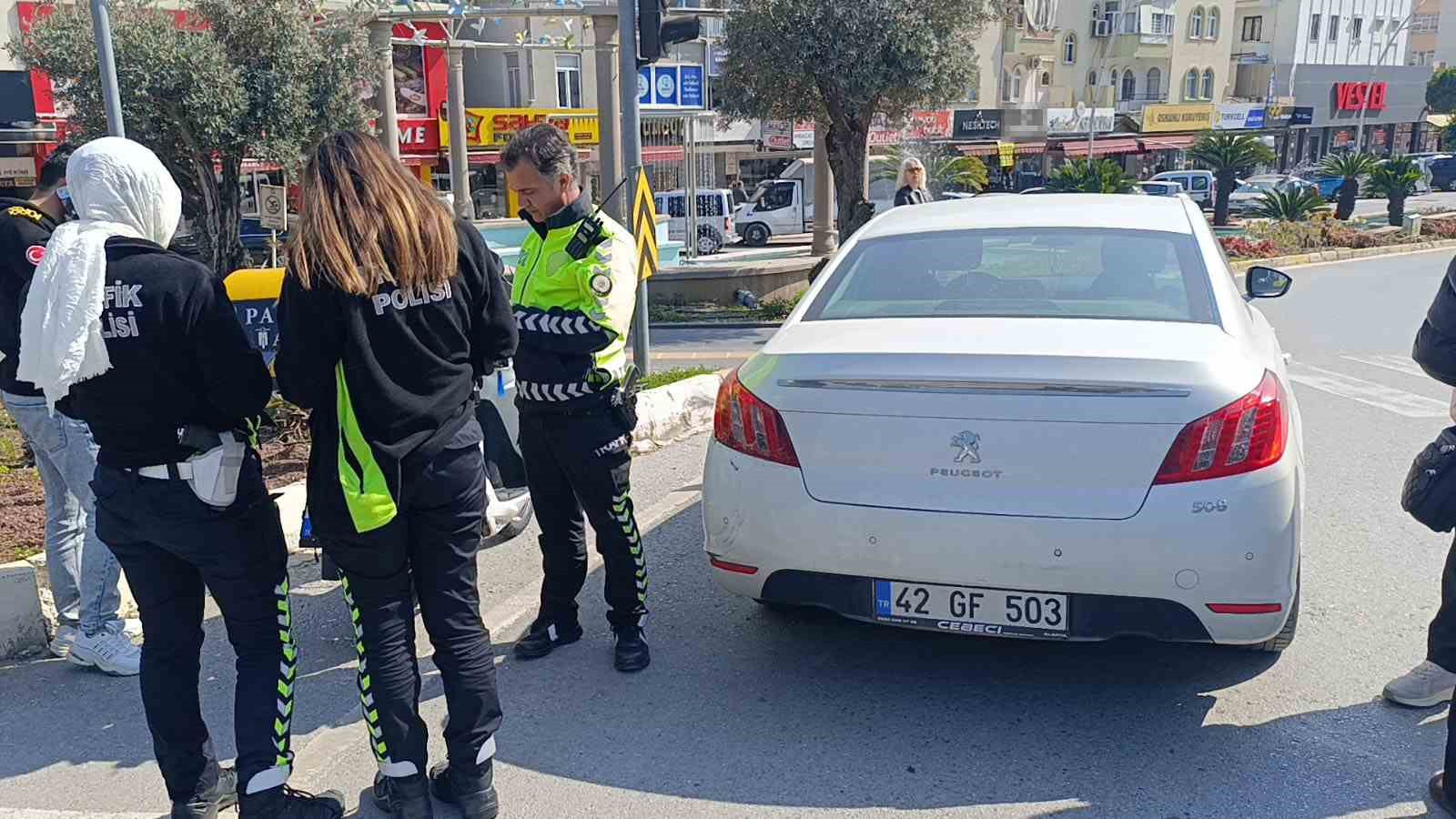 Kırmızı ışıkta ge&ccedil;ip kaza yaptı, ehliyetine 1 ay el konuldu
