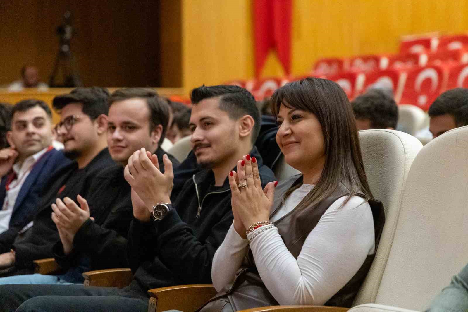 Başkan vekili &Ccedil;i&ccedil;ek: "Mikrofon Gen&ccedil;likte" programının ilk konuğu oldu
