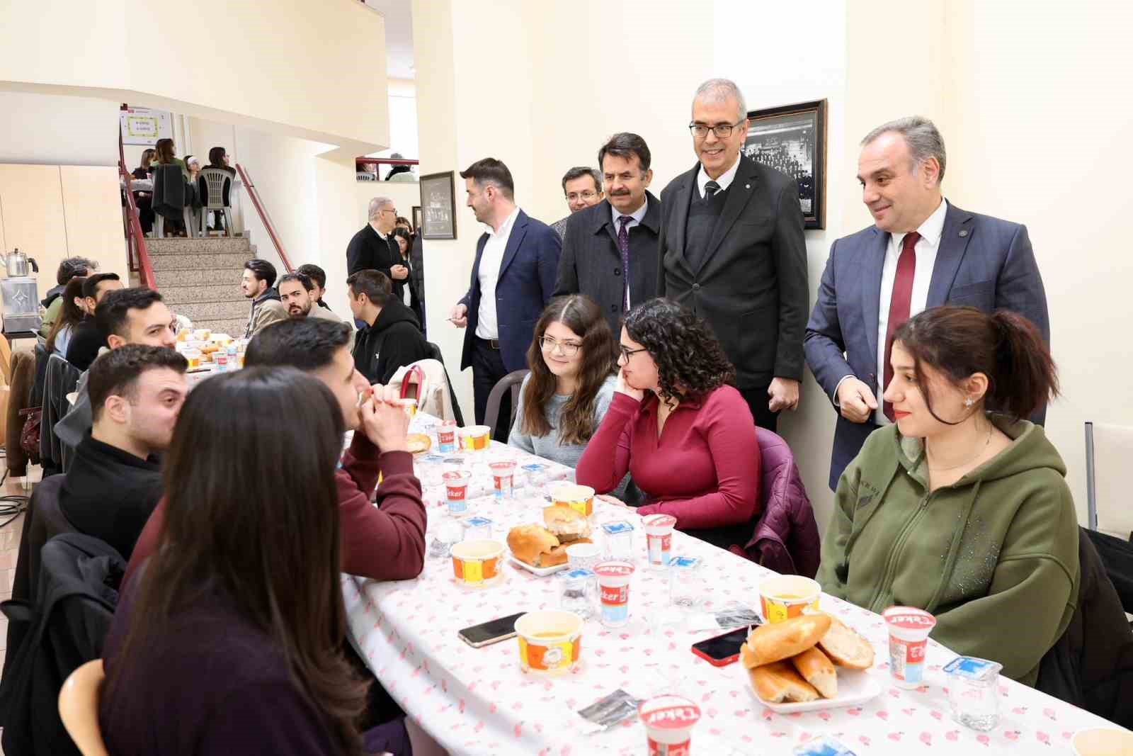 Rekt&ouml;r Prof. Dr. Altun, Eczacılık Fak&uuml;ltesi &ouml;ğrencileri ile iftar yaptı
