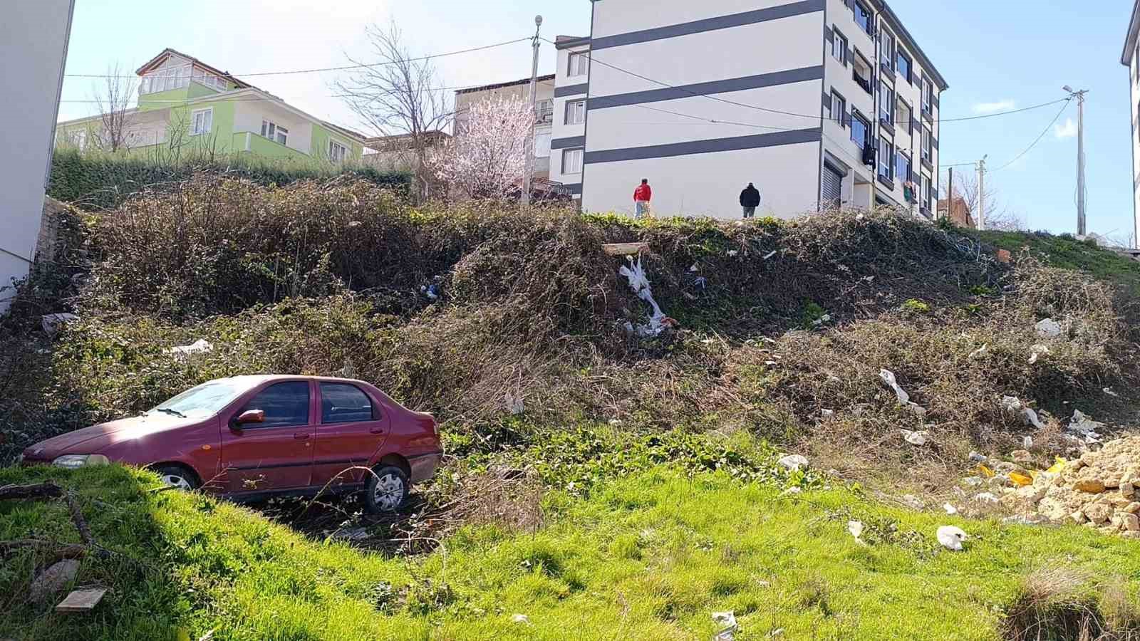 Freni boşalan otomobil şarampole u&ccedil;tu: Baba ve oğlu yaralandı
