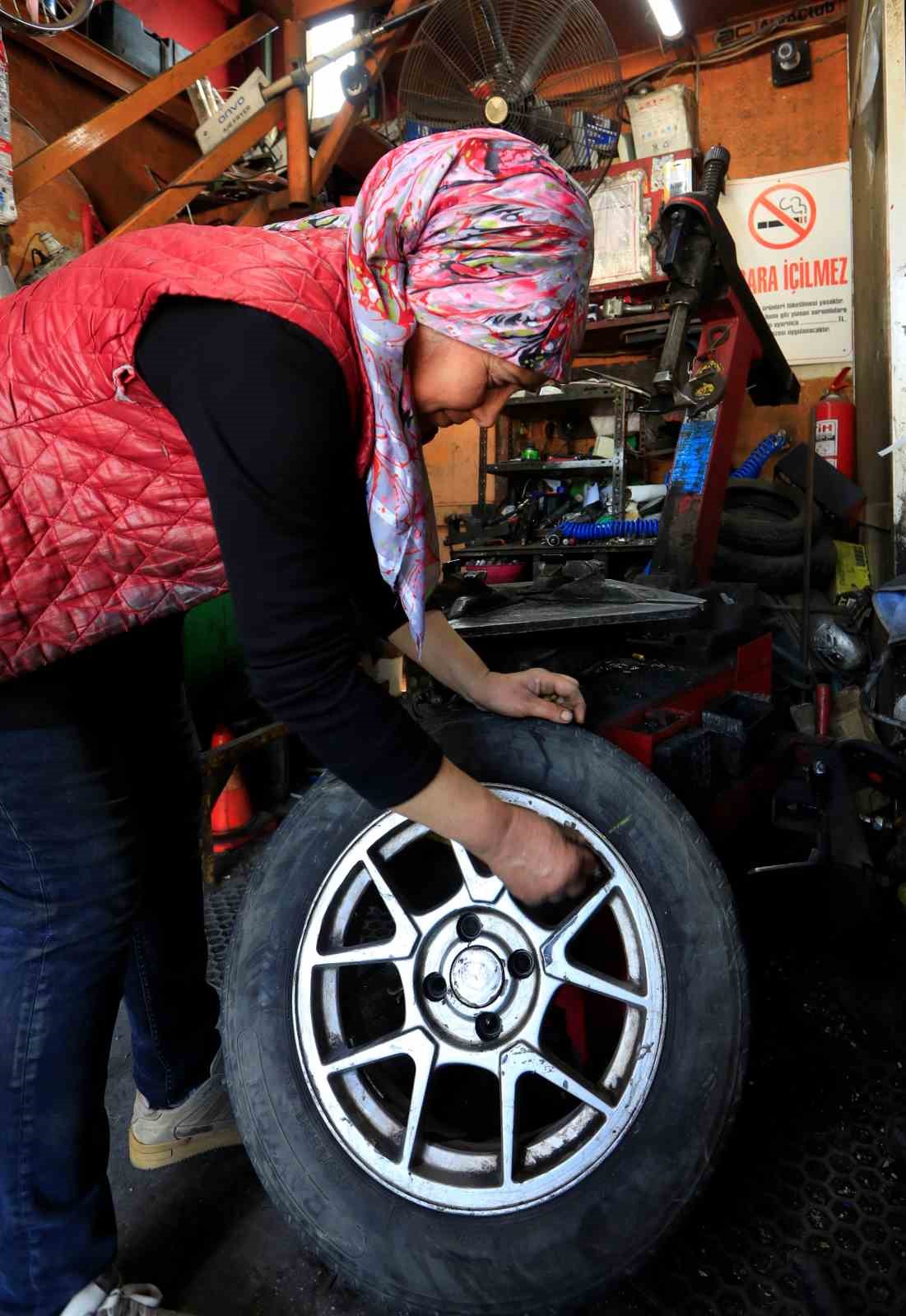 Oto lastik tamirine kadın eli değdi: Elinde krikoyu g&ouml;ren şof&ouml;rler şaşırıyor
