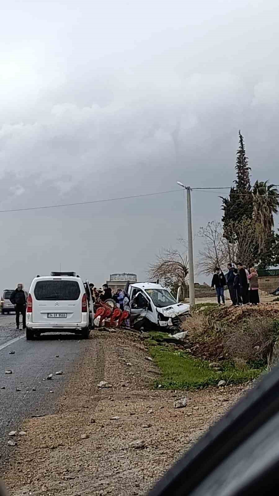 Mardin’de kamyonet tümseğe çarptı: 3 yaralı