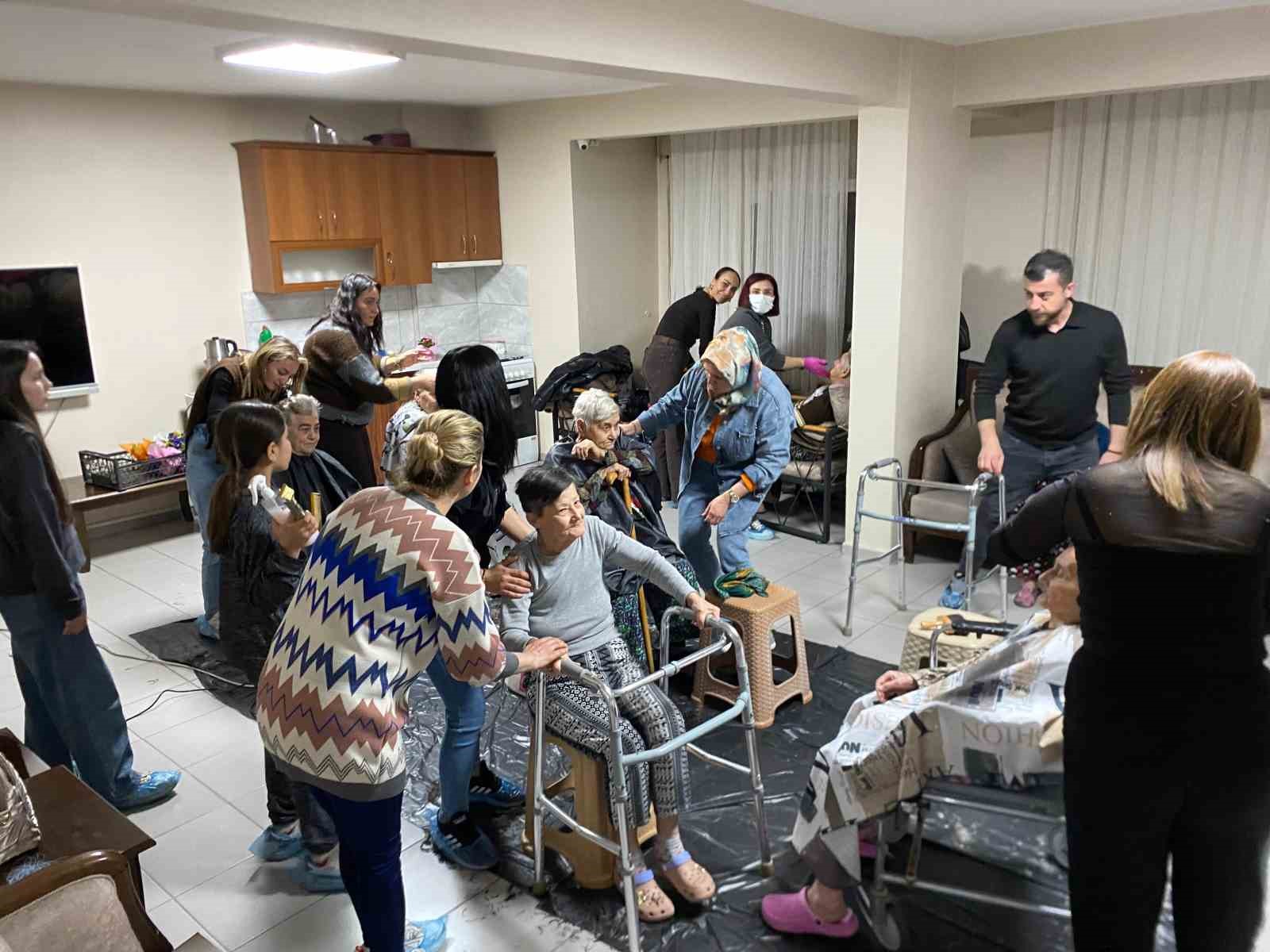 Turgutlu&rsquo;da kuaf&ouml;rlerden huzurevinde anlamlı hizmet
