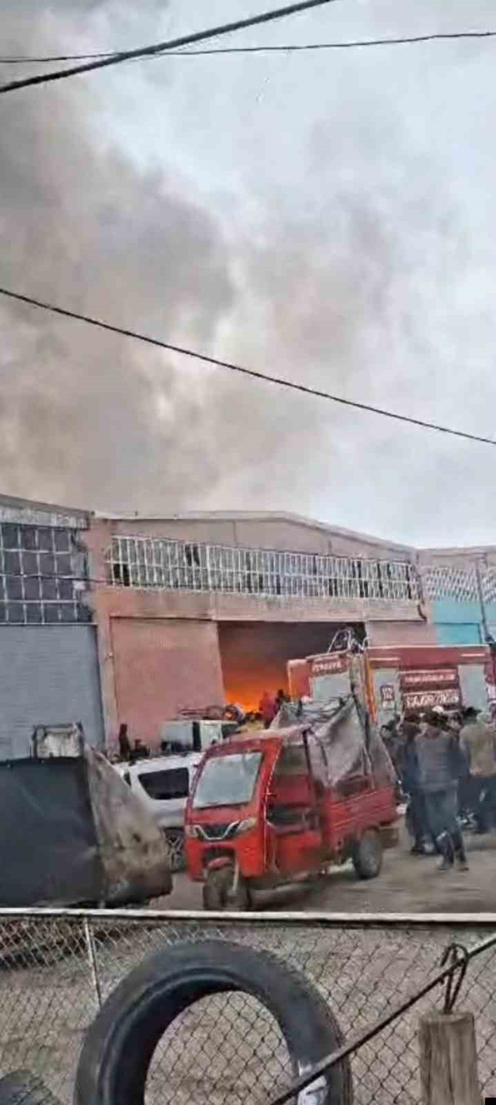 Şanlıurfa&rsquo;da otomotiv deposunda korkutan yangın
