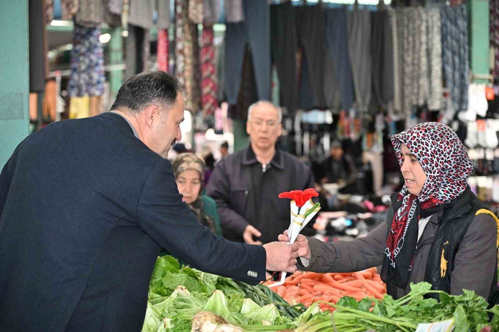 Başkan Kara&rsquo;dan emek&ccedil;i kadınlara ve sağlık &ccedil;alışanlarına &ccedil;i&ccedil;ek
