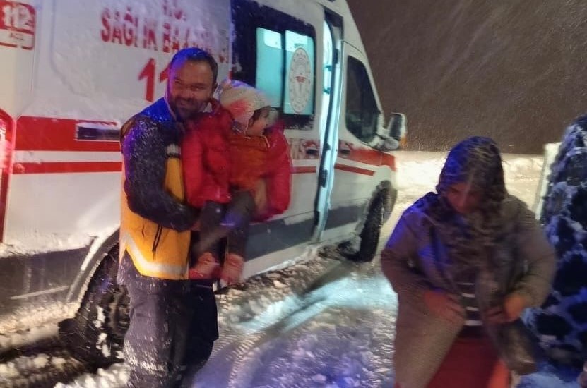 Yoğun kar engel olamadı: Ekipler hastayı 112&rsquo;ye yetiştirdi
