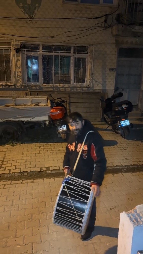 Davulcunun bahşiş pazarlığı g&uuml;l&uuml;msetti
