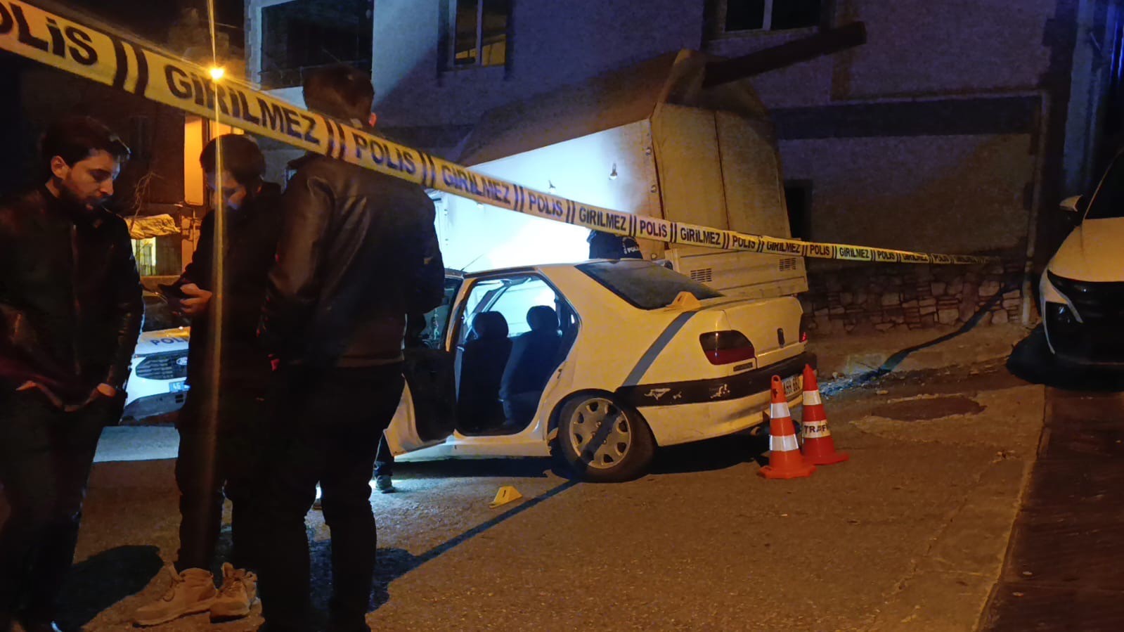 Eski eşinden &ccedil;ocuğunu almaya giden adam, silahla vurularak ağır yaralandı
