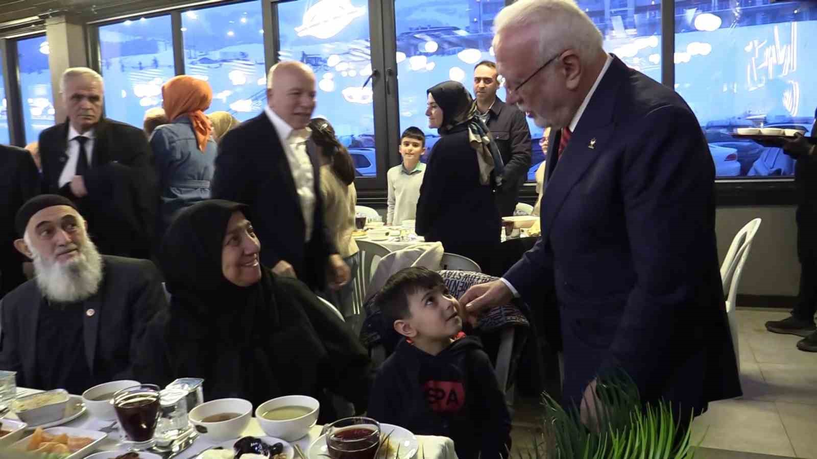 AK Parti Genel Başkanvekili Mustafa Elitaş, Erzurum&rsquo;da şehit ve gazi aileleri ile iftar yemeğinde bir ayaya geldi
