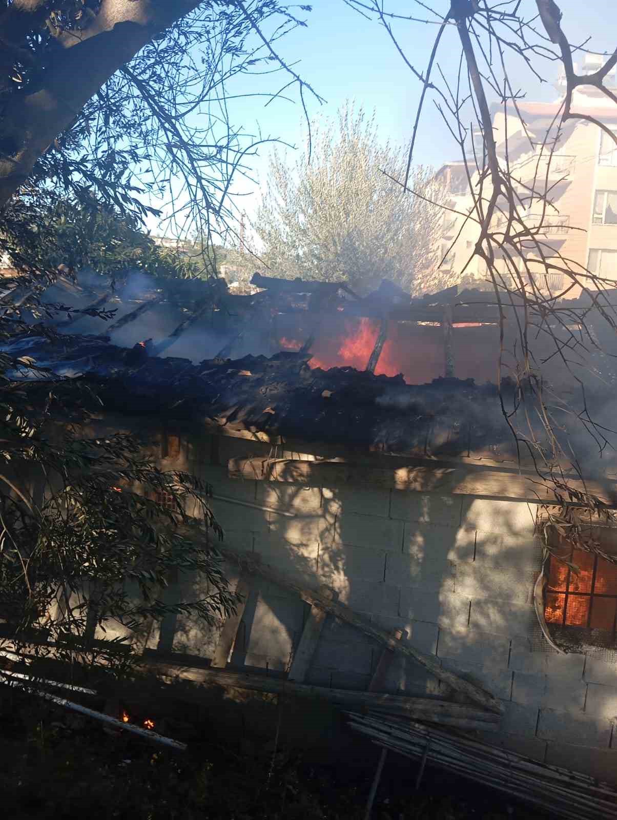 Antakya&rsquo;da m&uuml;stakil ev alevlere teslim oldu
