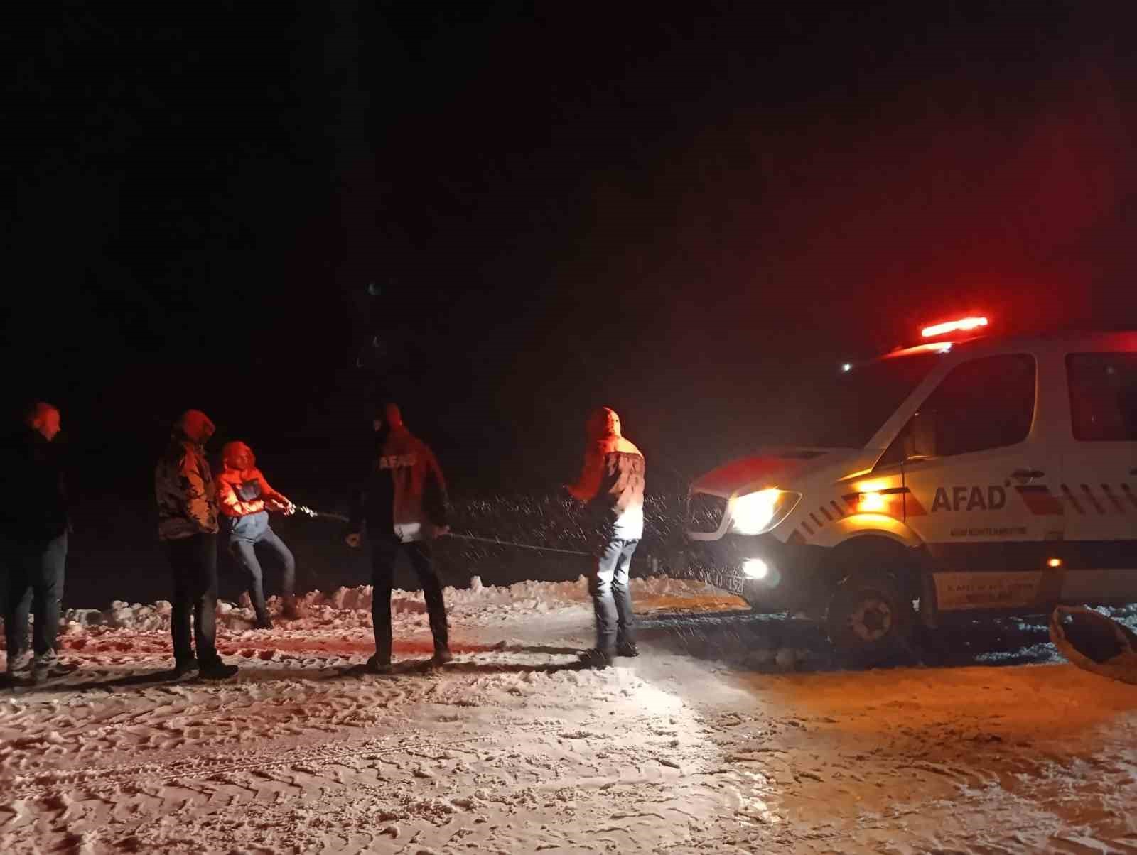 Ağrı&rsquo;da tipi nedeniyle şarampole kayan ara&ccedil;taki 2&rsquo;si &ccedil;ocuk 4 kişi kurtarıldı
