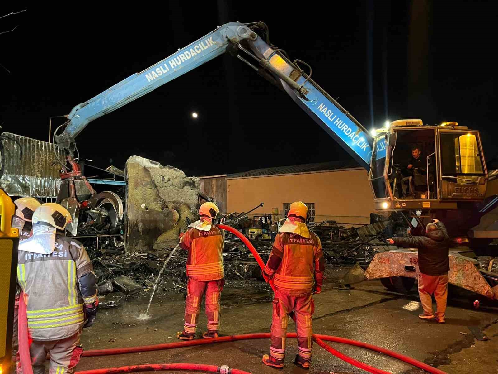 Hurdacılarda yangın paniği: Hurda ara&ccedil;lar alev aldı
