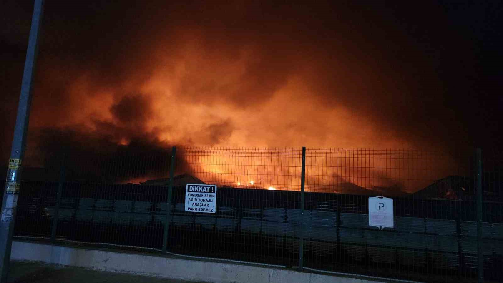 Kadirli OSB&rsquo;de tavuk fabrikasında yangın: Ekipler m&uuml;dahale ediyor
