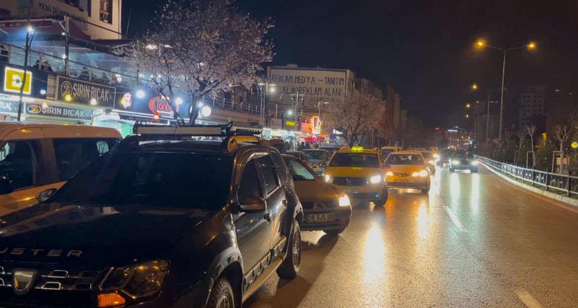 Bursa&rsquo;da sahur kuyruğu kilometreyi aştı Tahanlı pide ve simit i&ccedil;in izdiham
