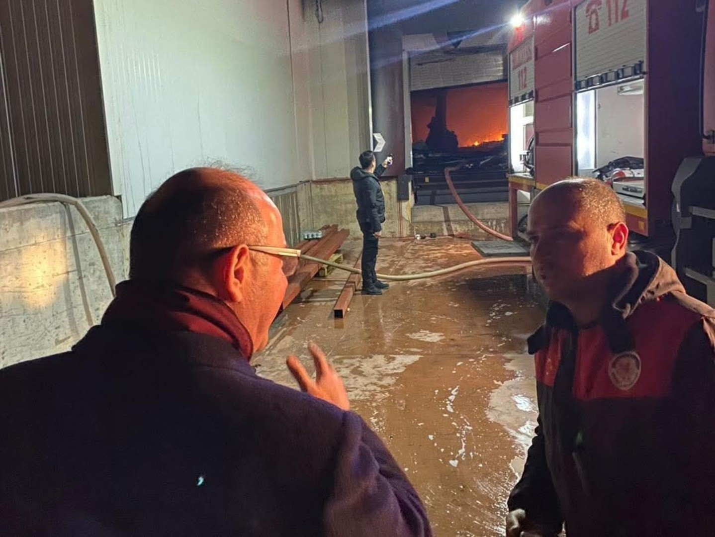 Kadirli OSB&rsquo;de tavuk fabrikasında &ccedil;ıkan yangın sabaha karşı s&ouml;nd&uuml;r&uuml;ld&uuml;
