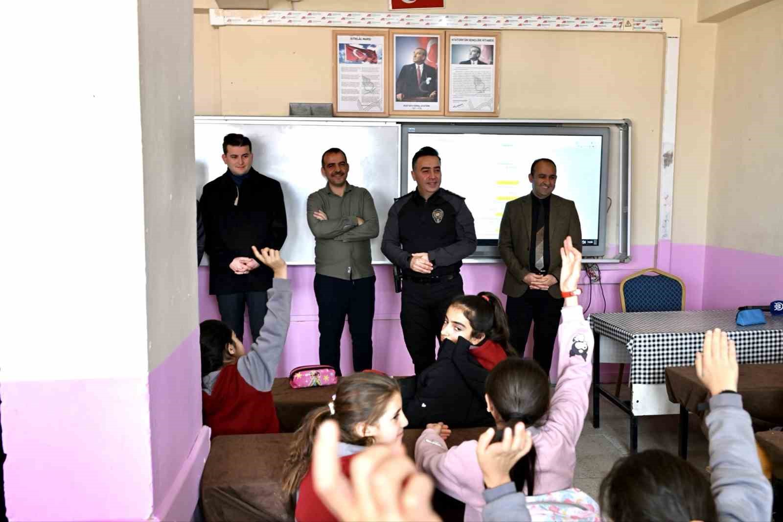 Ağrı Emniyet M&uuml;d&uuml;r&uuml; &Ouml;nder, &ouml;ğrencilerle buluşarak polislik mesleğini tanıtıyor
