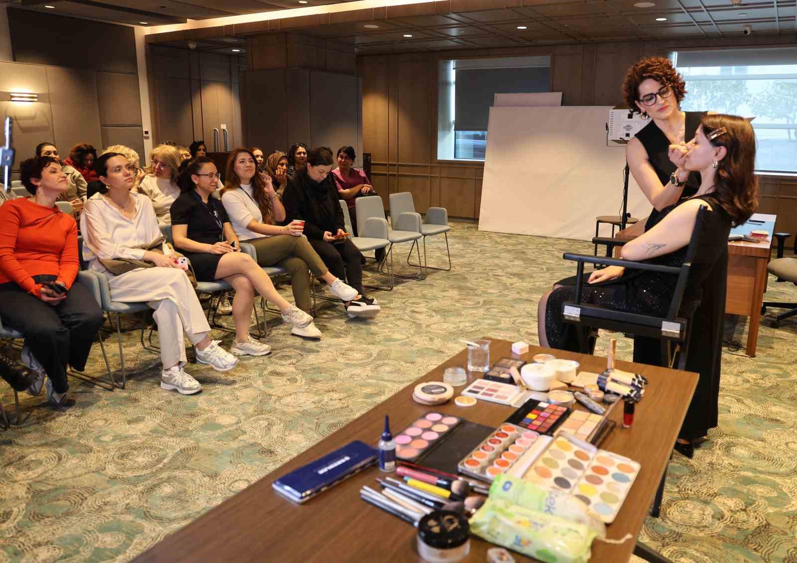 Kanseri yenen g&uuml;zellik uzmanı, şimdi kanserli kadınlara umut oluyor
