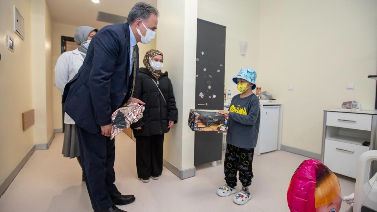 Rekt&ouml;r Akpolat, Onkoloji Hastanesi&rsquo;ndeki minik hastaları hediyelerle sevindirdi
