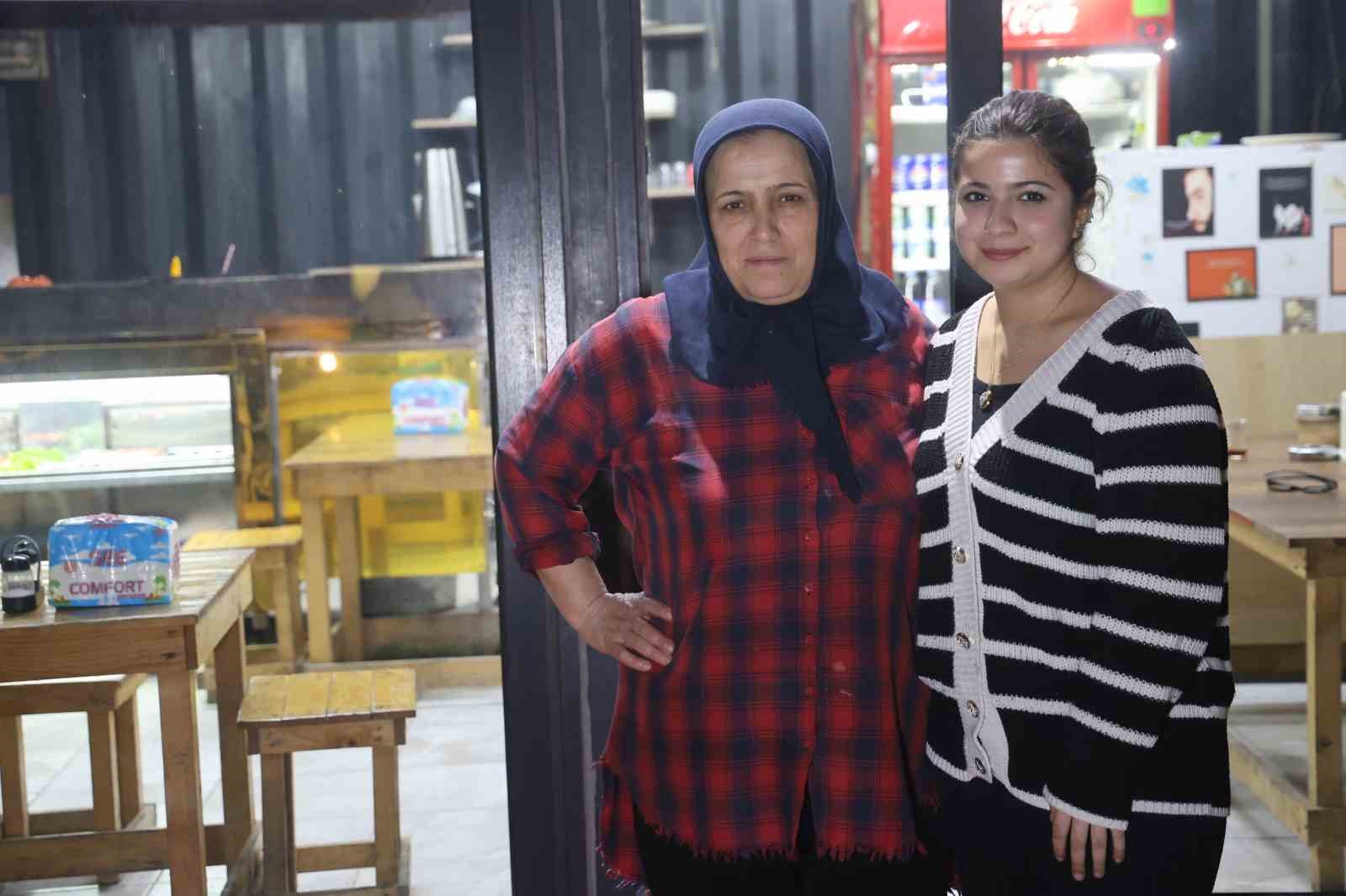 Garson olarak girdiği iş yerinde kebap&ccedil;ılığı &ouml;ğrenen Zeynep, depremin ardından a&ccedil;tıkları iş yerinde ızgara başında mesai yapıyor
