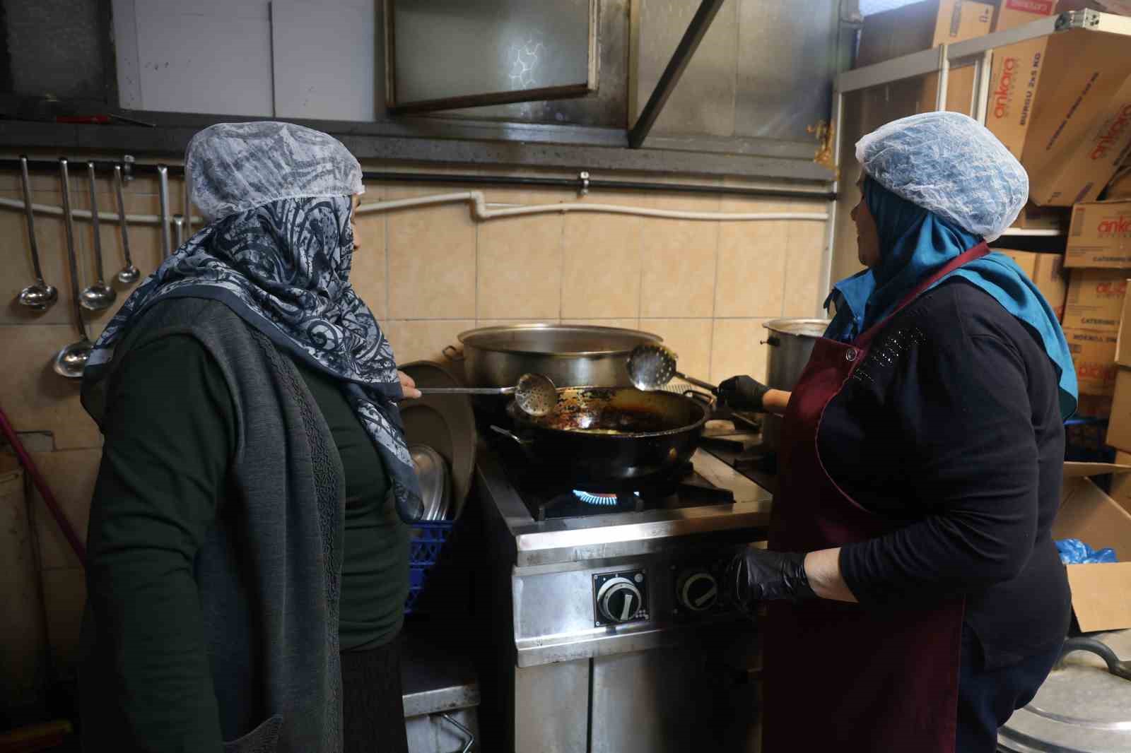 Emekli Sema &ouml;ğretmen aşevinde engelli ve kimsesizlere "anne" oldu
