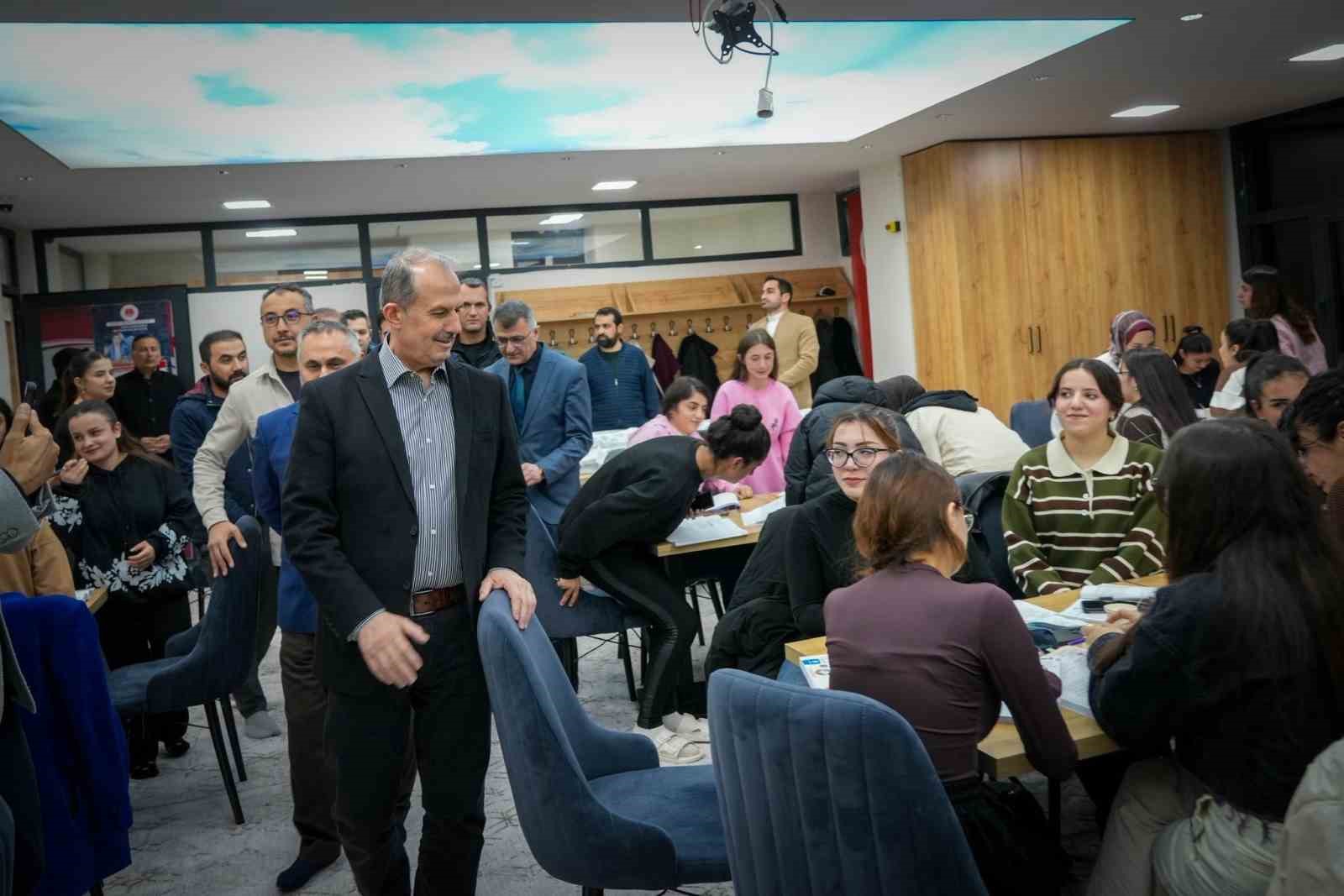 Vali Taşyapan&rsquo;dan Diyanet Gen&ccedil;lik Et&uuml;t Merkezi&rsquo;ne ziyaret
