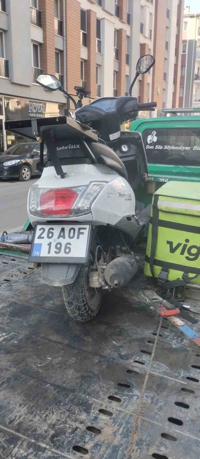 Otomobille &ccedil;arpışan motosikletli kurye yaralandı

