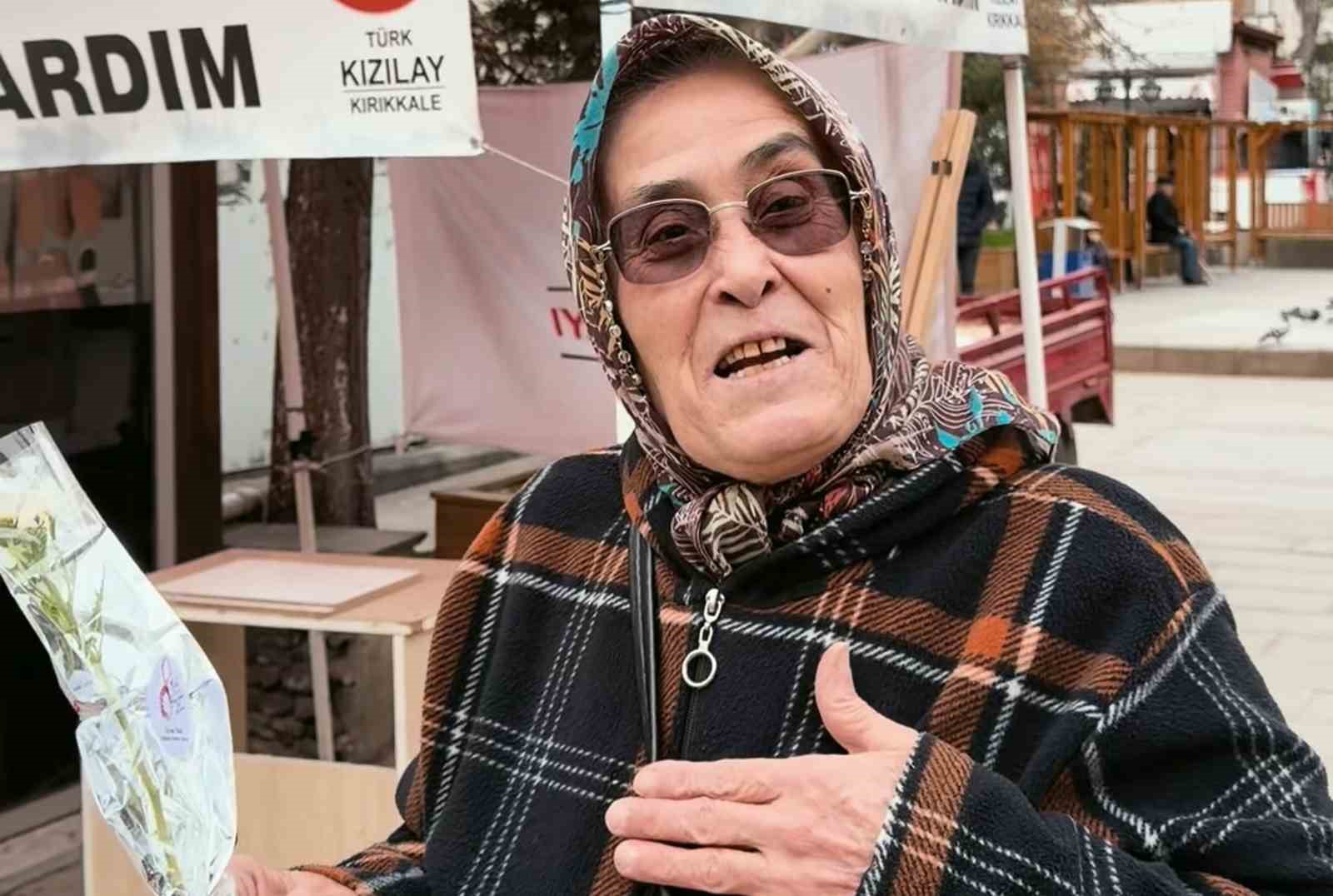 Yazıyı okuyan &ccedil;i&ccedil;ek aldı: Yaşlı kadın hayatında ilk kez bu mutluluğu yaşadı
