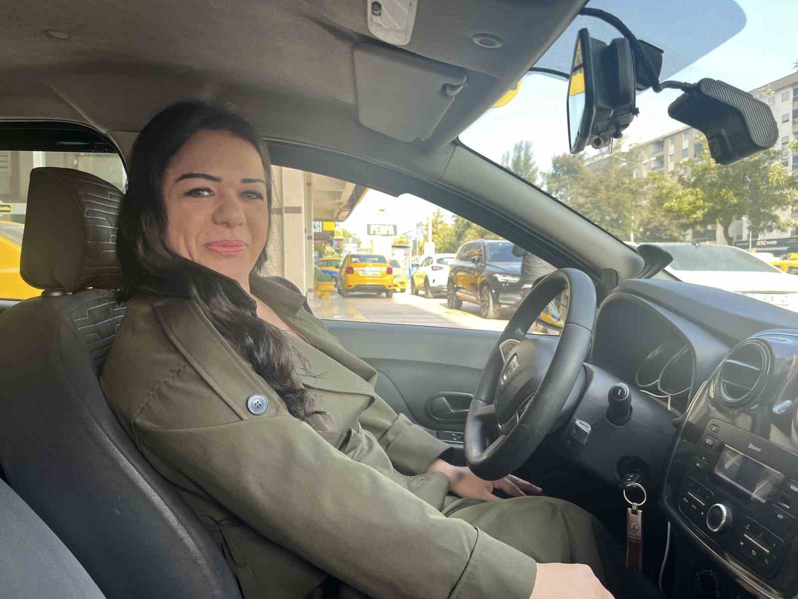 İzmir&rsquo;de taksi direksiyonunda kadın g&uuml;c&uuml;
