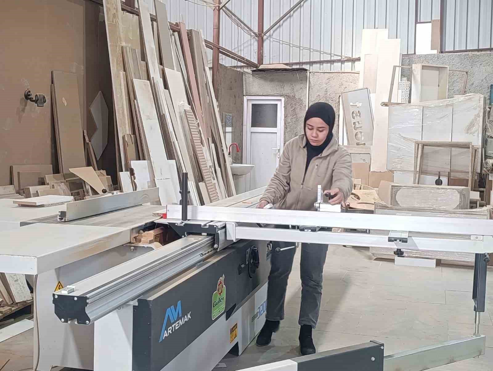 Hem &uuml;niversite okuyor hem mobilya at&ouml;lyesinde &ccedil;alışıyor

