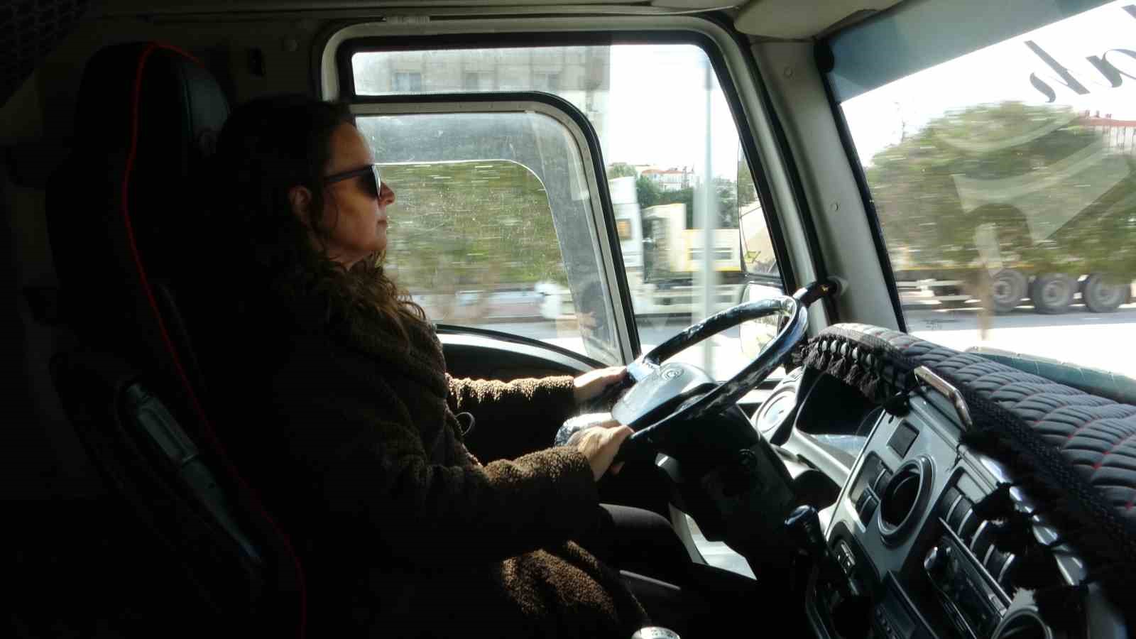 B&uuml;y&uuml;k ara&ccedil;lara k&uuml;&ccedil;&uuml;kl&uuml;ğ&uuml;nden beri hayranlık duyan Buket, 3 yıldır ağır vasıta eğitmenliği yapıyor
