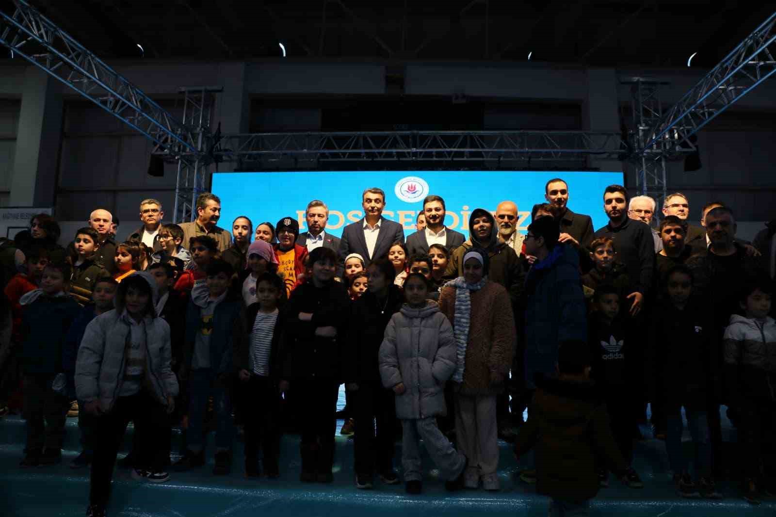 Kağıthane&rsquo;de &lsquo;Gen&ccedil;lik Uyanıyor Duada Buluşuyor&rsquo; projesi ile camiye gelen &ccedil;ocuklara &ouml;d&uuml;l dağıtıldı
