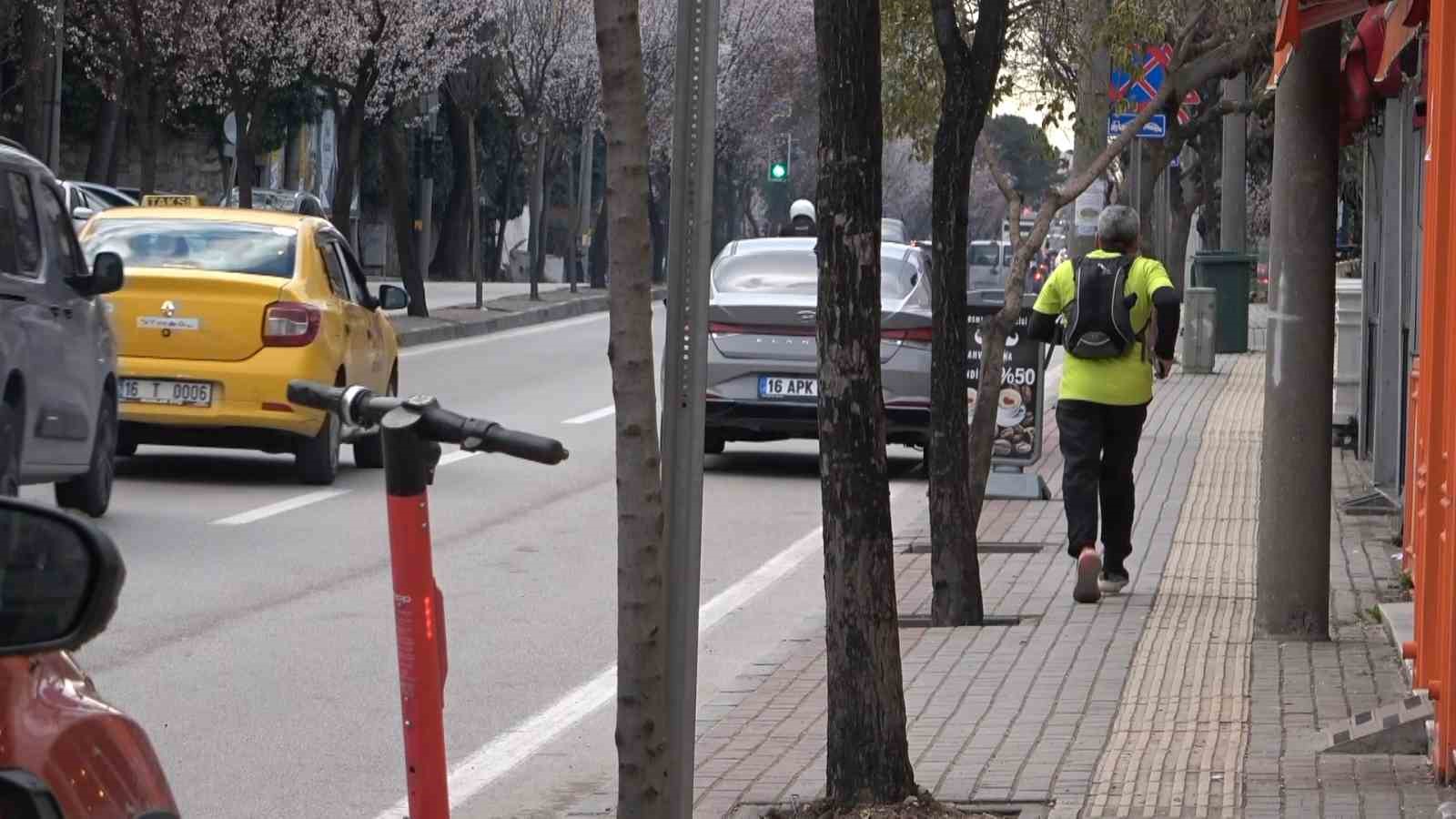 Bursa&rsquo;da 66 yaşındaki esnaf, oru&ccedil;lu halde trafiğe takılmamak i&ccedil;in iftara koşuyor
