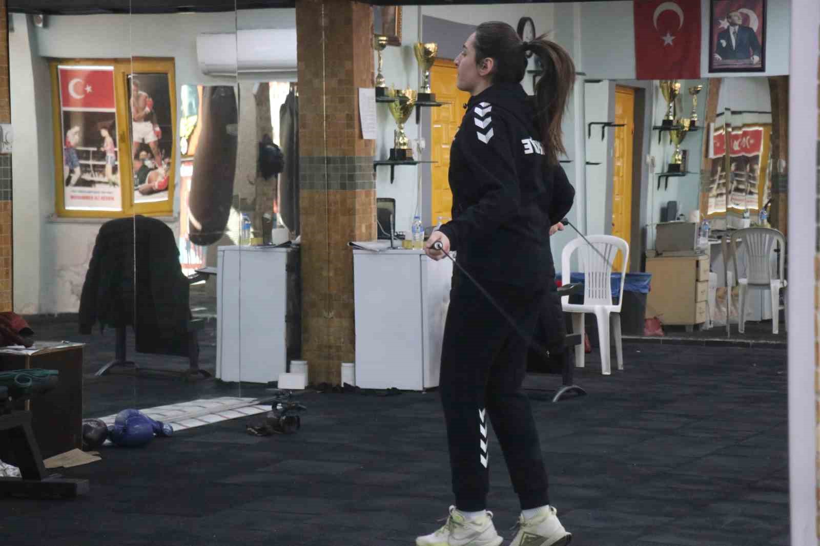 Kilo vermek i&ccedil;in taktığı eldivenlerle 7 T&uuml;rkiye, 1 Avrupa şampiyonu oldu
