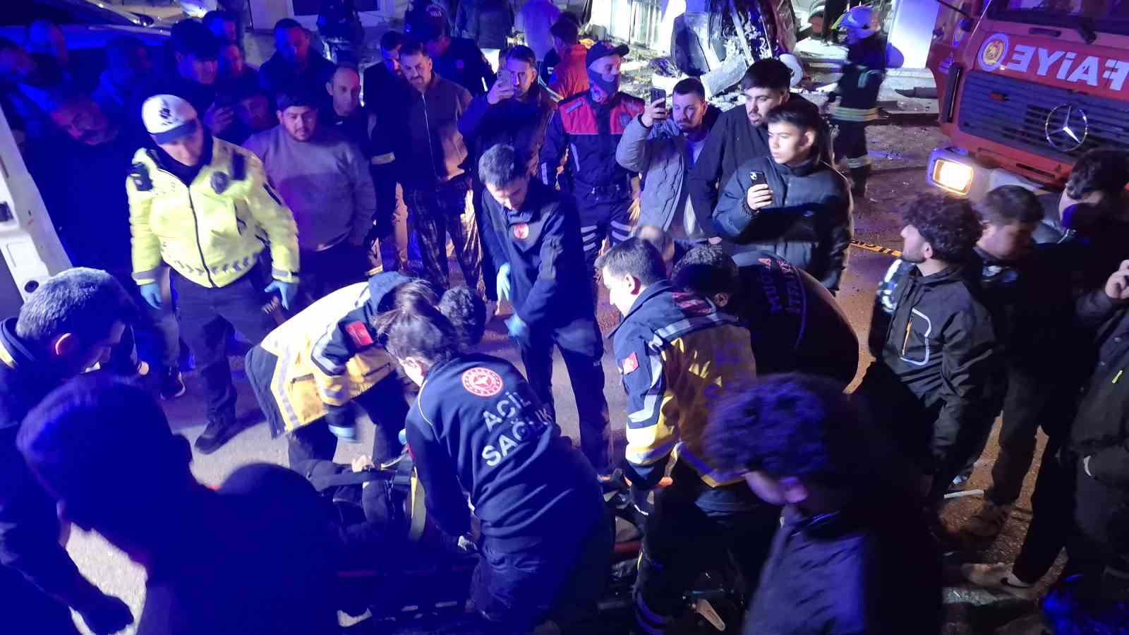 Kontrolden &ccedil;ıkan otomobil iş yerine girdi: 3 yaralı
