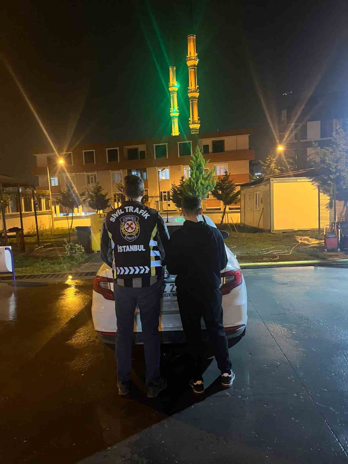 Arnavutk&ouml;y&rsquo;de trafikte kavga eden s&uuml;r&uuml;c&uuml;ler, 602 bin TL ceza kesilerek tutuklandı
