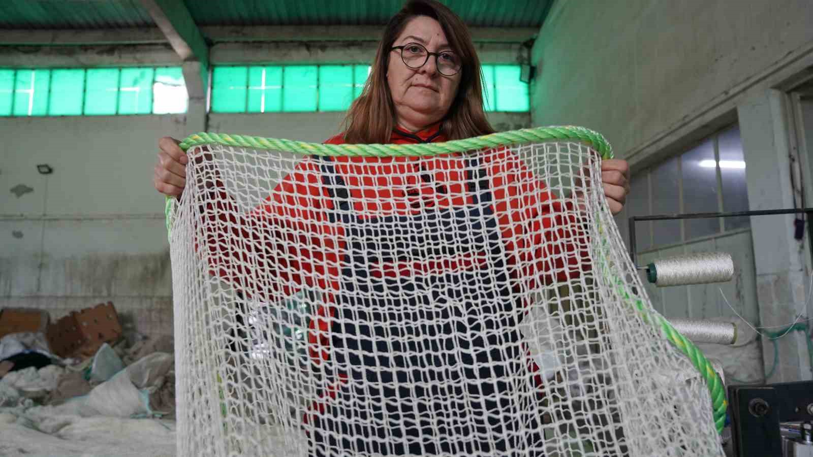 Karadeniz somonunun koruyucu ağlarına kadın eli
