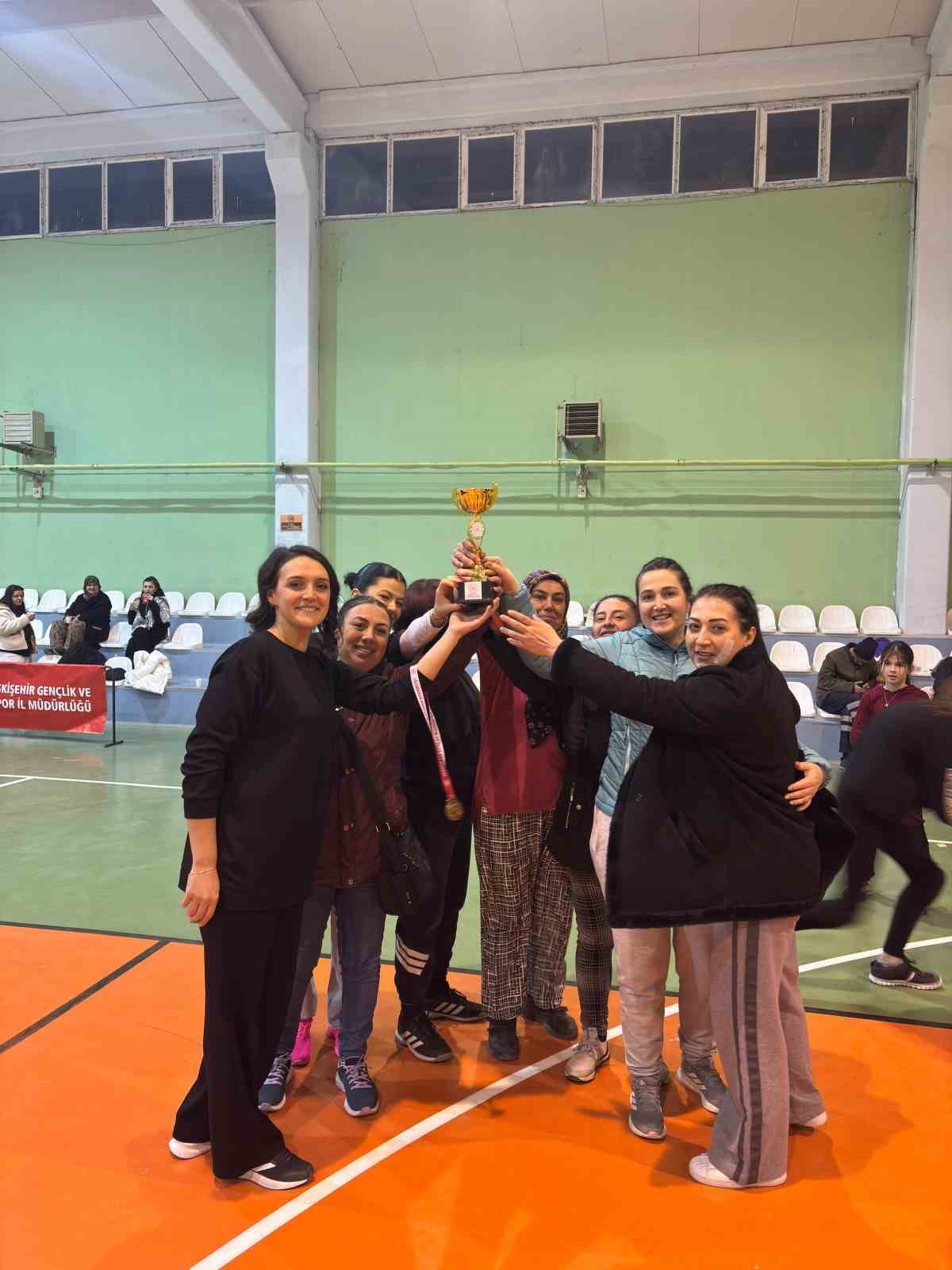 Beylikova&rsquo;da &rsquo;Anne-Kız Voleybol Turnuvası&rsquo; b&uuml;y&uuml;k ilgi g&ouml;rd&uuml;
