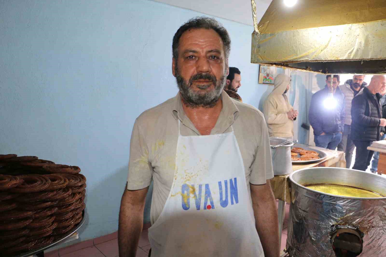 Eşine destek olup 15 metrekarelik d&uuml;kkanda kadınların g&uuml;c&uuml;n&uuml; g&ouml;steriyor
