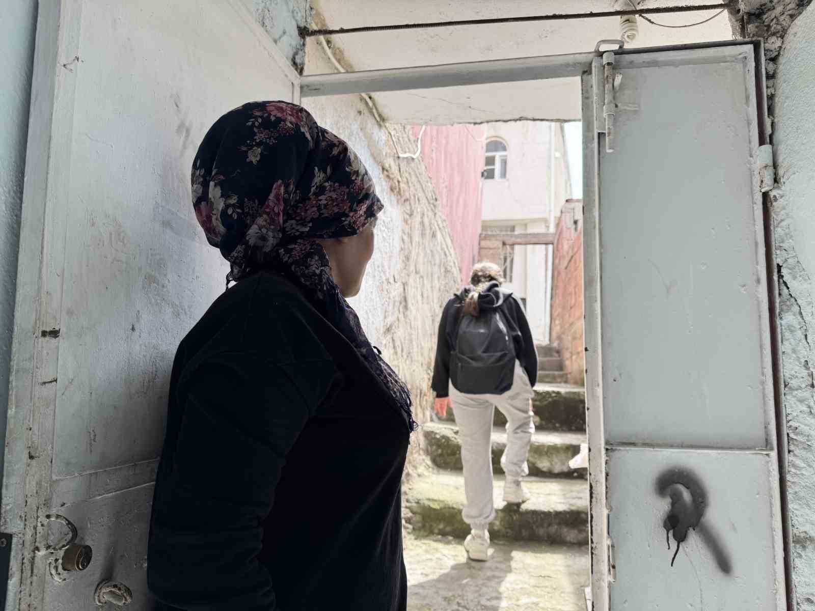 Şiddet ve kuma ger&ccedil;eğine rağmen 4 &ccedil;ocuğu i&ccedil;in m&uuml;cadele ediyor
